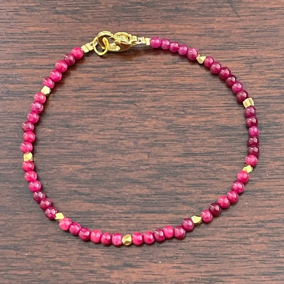 3.75 mm pinkish red ruby bead gold tone heart clasp bracelet - Picture 2 of 9